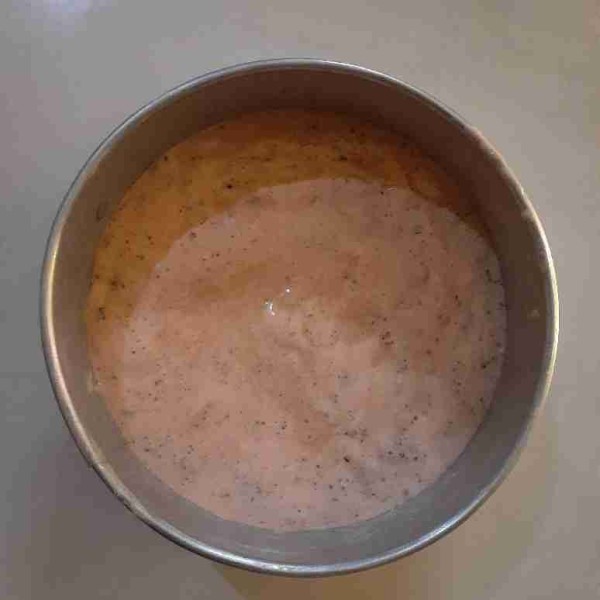 Siapkan loyang bulat yang sudah di olesi dengan carlo. Tuang adonan cakenya. Hentak-hentakan.