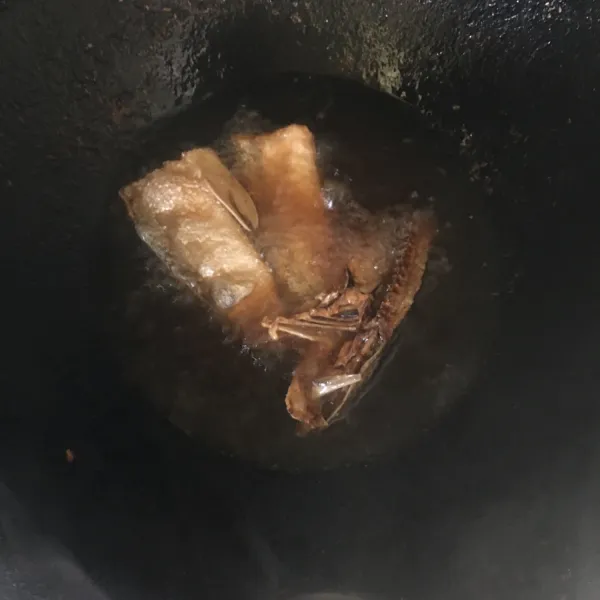 Goreng ikan asin dalam minyak panas sampai matang. Angkat dan sisihkan.