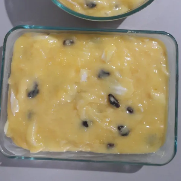 Siapkan wadah kaca tahan panas yg sudah di olesi tipis dengan mentega. masukkan adonan ke dalamnya