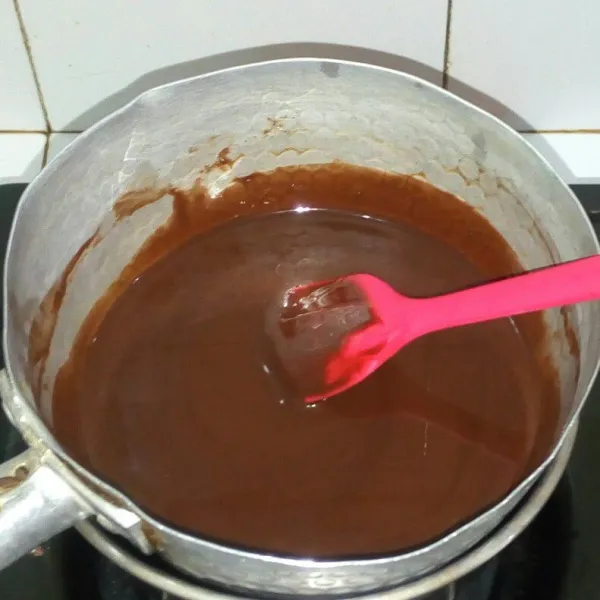Lelehkan coklat blok, butter dan minyak goreng dengan cara ditim.