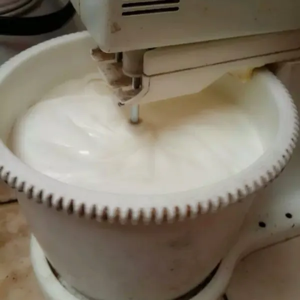 Mixer telur gula sp sampai  mengembang kental putih berjejak.