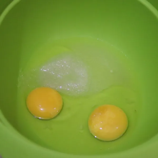 Siapkan telur, gula, dan sedikit garam.