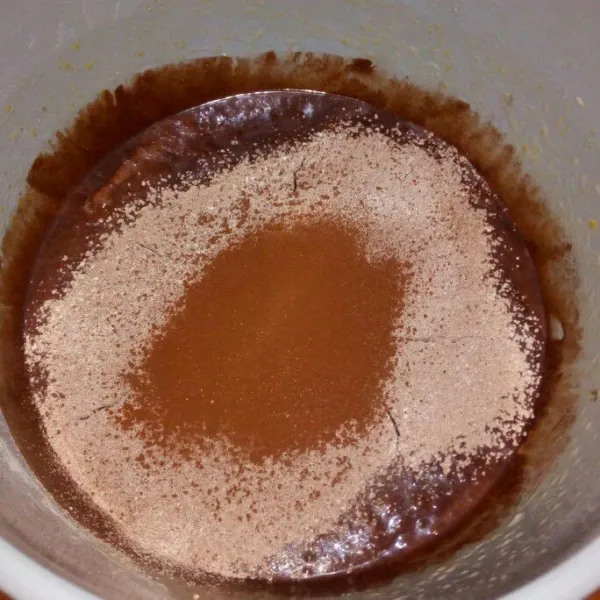 Masukan tepung terigu dan coklat bubuk aduk rata adonan menjadi berat dan kental.