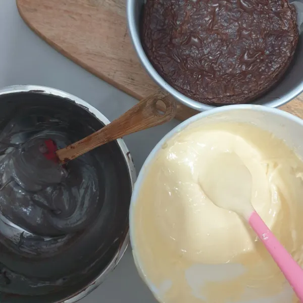 Ambil 1/4 bagian adonan dan campurkan dengan coklat bubuk hitam, aduk sampai tercampur rata.