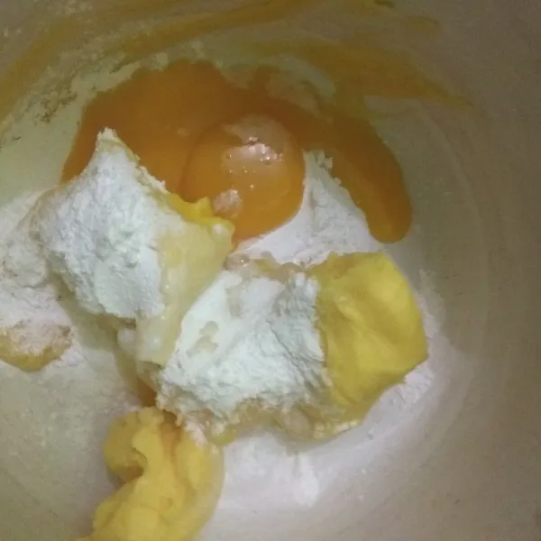 Mixer telur, butter, vanili, margarin dan gula halus. Aduk rata.