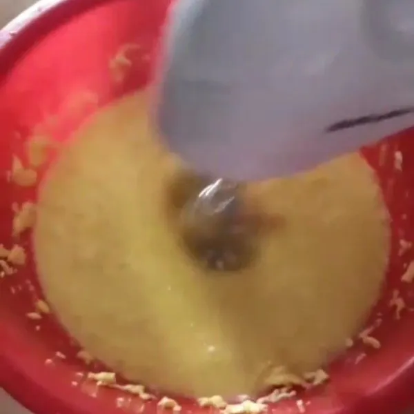 Siapkan bahan, lalu kocok telur dan gula menggunakan mixer sampai mengembang.