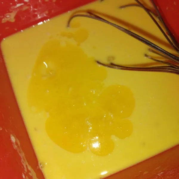 Terakhir masukkan margarin cair aduk rata lalu diamkan selama 1 jam (hingga mengembang).
