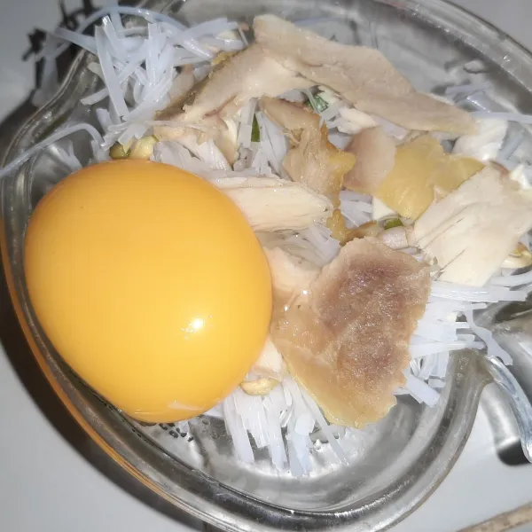 Campur isian soto (cukup bihun dan ayamnya) dipotong kecil-kecil. Lalu tambahkan satu kuning telur, lalu aduk rata.