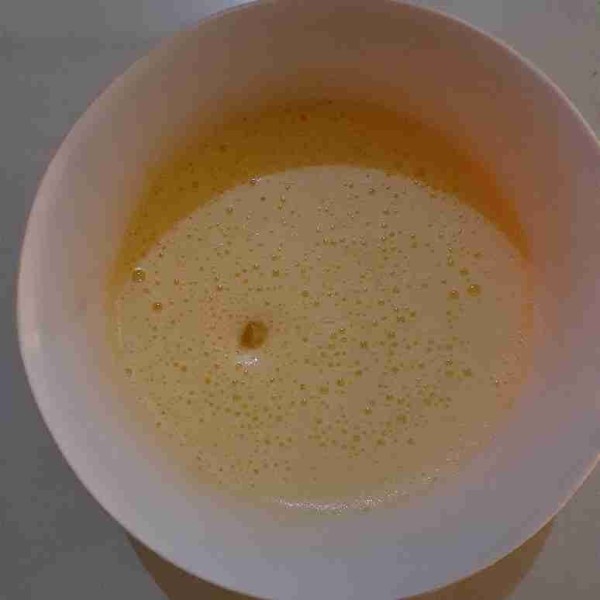 Setelah itu masukkan SPnya, mixer sampai mengembang, putih, kental berjejak.