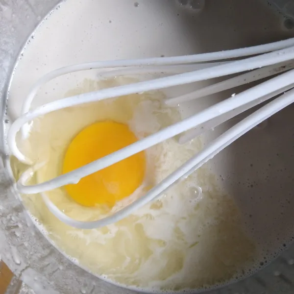 Masukkan telur, aduk rata.