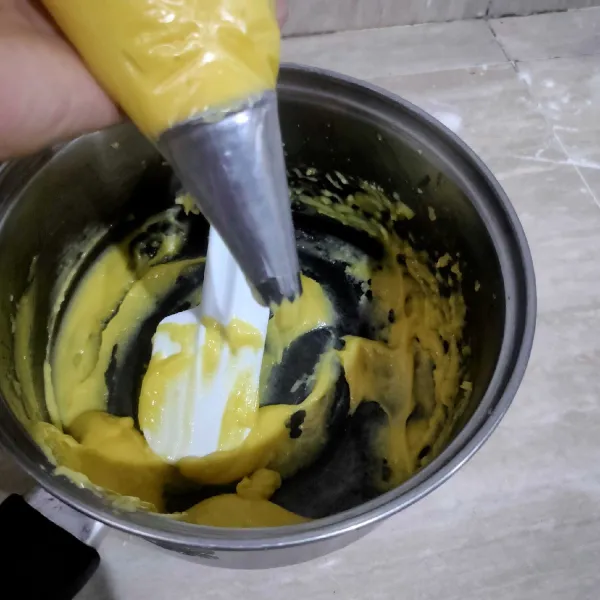 Masukkan adonan kedalam plastik segitiga dan spuit.