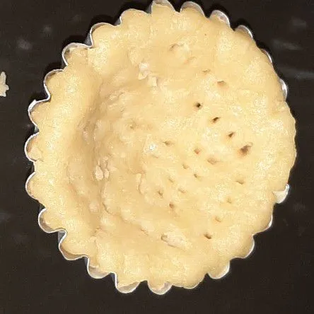 Cetak ke cetakan pie mini, lubangi dengan garpu sampai menyentuh dasar cetakan. lalu dinginkan di kulkas 30 menit.