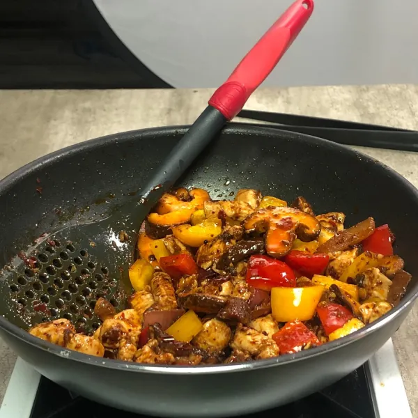 Terakhir, masukkan paprika, brokoli, dan daun ketumbar. Kemudian aduk rata kembali hingga matang. Sajikan.