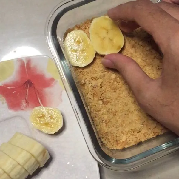 Potong pisang lalu tata hingga membentuk layer kedua.
