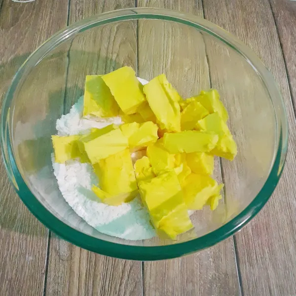 Masukkan gula halus dan margarin dalam wadah.