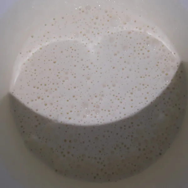 Kocok gula kastor, telor dan vanilla pasta sampai putih mengembang dengan kecepatan tinggi tanpa berjejak (ketika di angkat adonan masih mengalir).