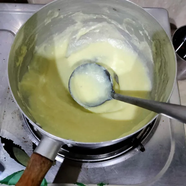 Membuat Bahan Vla Vanilla: Tuang semua bahan dalam panci, masak hingga mengental, angkat, biarkan dingin, masukkan dalam plastik segitiga.