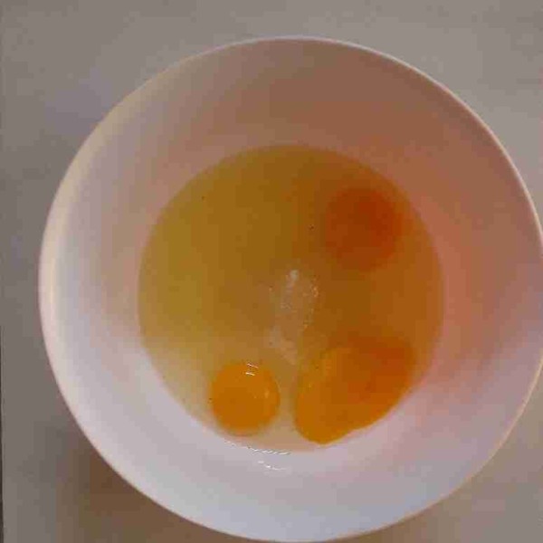Dalam wadah, masukkan telur, gula dan garam. Mixer dengan kecepatan tinggi sampai gula hancur dan agak mengembang.