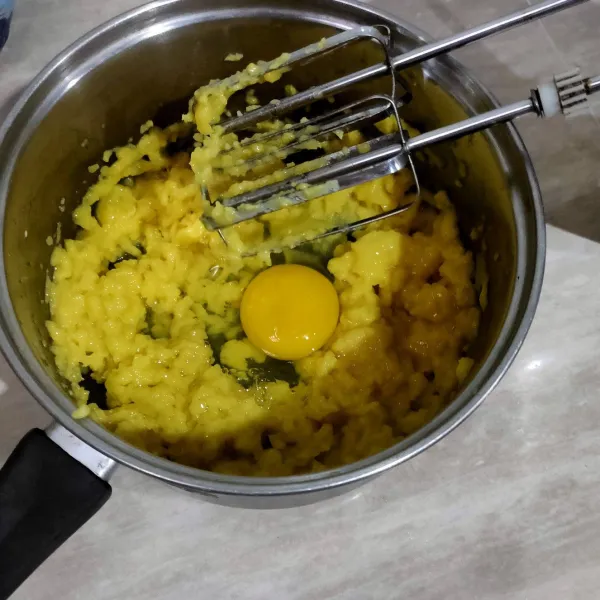 Tambahkan Telur, kocok rata satu demi satu.