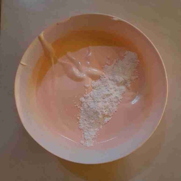 Kemudian turunkan speed mixernya ke speed 1,masukkan campuran tepungnya sedikit demi sedikit. Jangan sampai over mix.