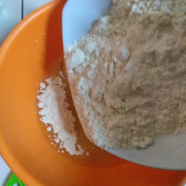 Lalu masukkan tepung terigu.