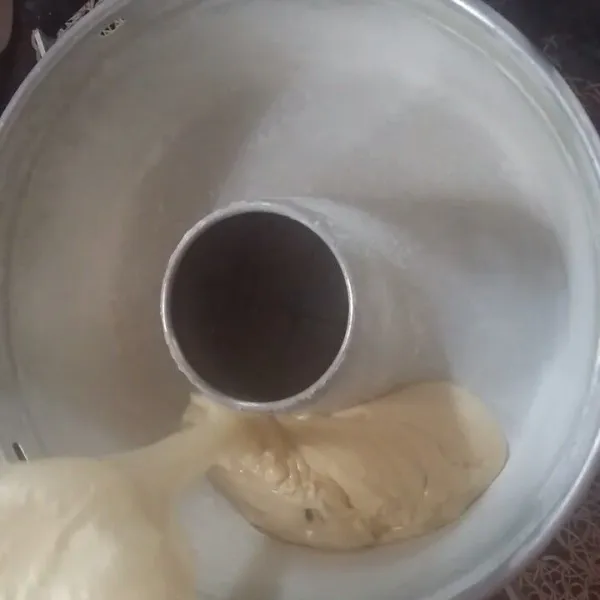 Siapkan loyang yang telah diolesi mentega dan ditaburi terigu tuang adonan ke dalam loyang.