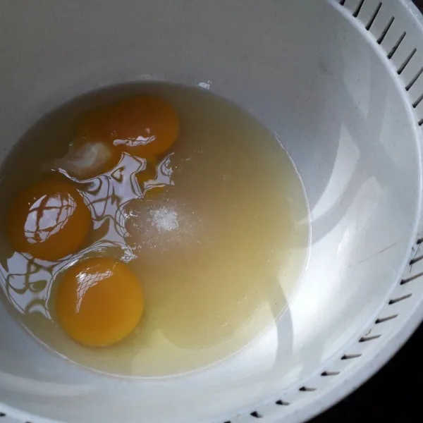 Dalam mangkuk, masukkan telur, gula pasir, dan cake emulsifier.