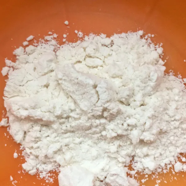 Siapkan tepung untuk adonan kering. 120 gram tepung terigu bisa tambahkan tepung maizena karena dirumah habis jadi terpaksa tanpa tepung maizena.