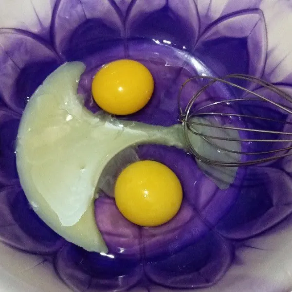 Campur telur dengan kental manis.