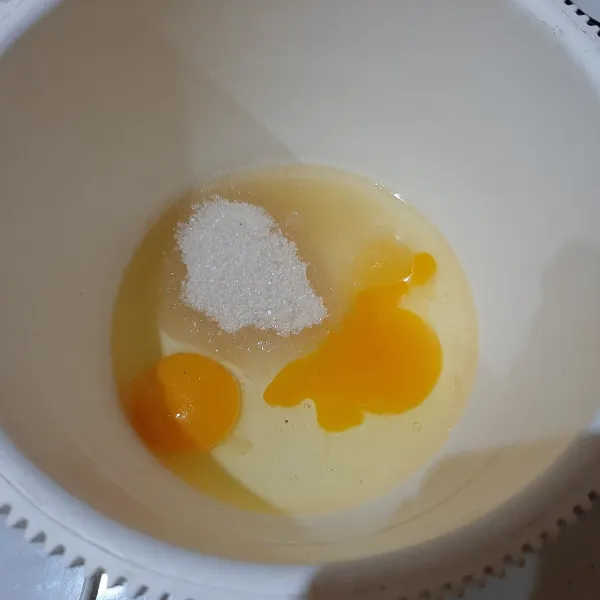 Kocok gula pasir, SP dan telur hingga kental berjejak.