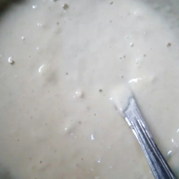 Masukkan tepung terigu dan tepung sagu ke dalam mangkok. Tambahkan bumbu yang sudah dihaluskan dan air matang secukupnya.