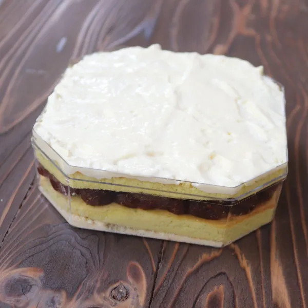 Layer ketiga beri potongan cake kedua dan beri whipping cream dilanjutkan dengan keju parut beri nastar, crumble nastar, dan cherry hijau sajikan.