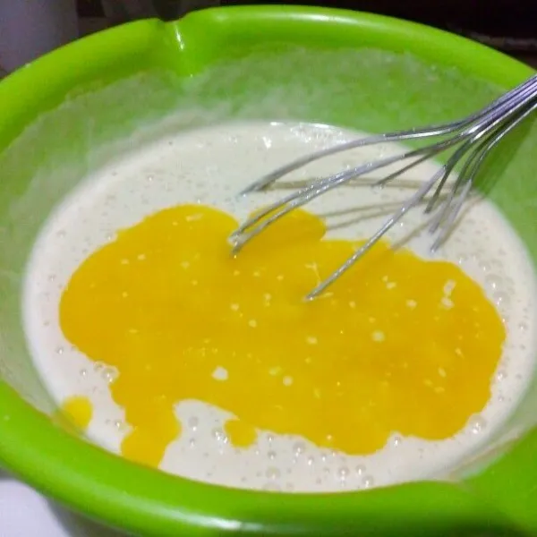 Masukkan margarin leleh, aduk rata. Tambahkan soda kue, aduk asal rata saja, jangan over mix.