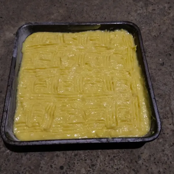 Masukkan ke loyang 24x24 yang dioles margarin, dan ditaburi terigu.