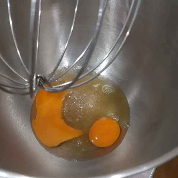 Kocok gula dan telur hingga gula larut.