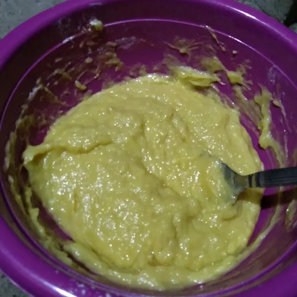 Masukkan terigu aduk rata dgn spatula. Masukkan margarin cair, aduk rata jangan ada yang mengendap di bawah.
