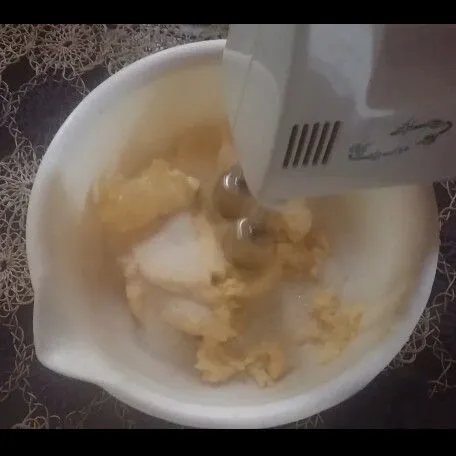 Siapkan wadah.masukkan mentega. Gula pasir, TBM, kocok dengan mixer kecepatan rendah bertahap sampai ke kecepatan tinggi kocok hingga mengembang tampak pucat.