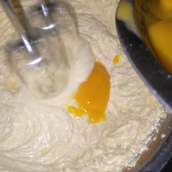 kemudian tuang kuning telur satu persatu,mixer sampai rata.