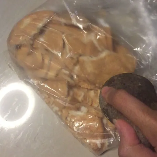 Hancurkan biskuit regal menggunakan ulekan atau food processer.