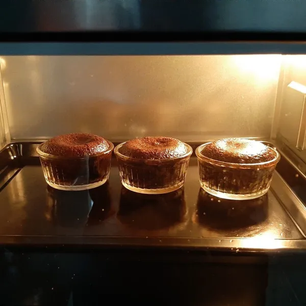Keluarkan adonan cake dinginkan sebentar, masukkan ke dalam oven yang sudah dipanaskan. Setel oven pada suhu 180 dan timer 20 menit, jika sudah terlihat mengeras cek, apabila bagian luar sudah matang keluarkan dari oven walaupun belum 20 menit karena harus sesuai dengan oven masing masing dan suhu kue sebelum dipanggang, jangan terlalu matang. (Karena sudah didinginkan sebelumnya, waktu pemanggangan akan lebih lambat dan lebih mudah di kontrol).