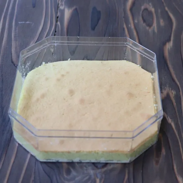 Layer pertama masukkan cake pandan.