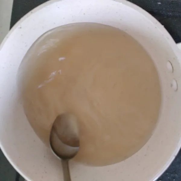 Pertama buat lapisan bening, masukan air, agar-agar dan gula aduk sampai tercampur rata kemudian masak dengan api sedang.