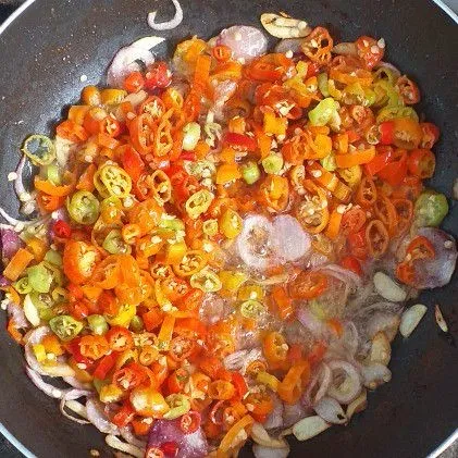 Saat bawang merah dan bawang putih sudah mulai kering, masukan potongan cabe. Tunggu hingga cabae layu.