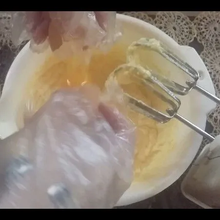 Masukkan telur satu per satu kocok dengan kecepatan mixer rendah.
