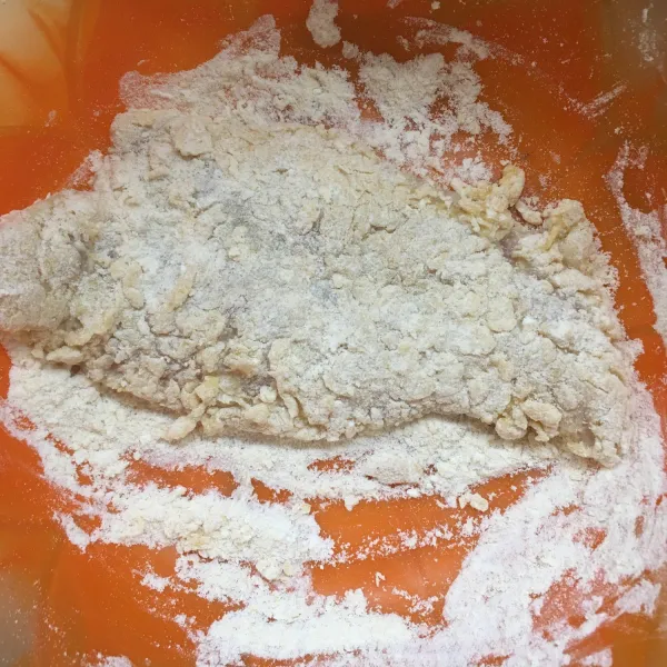 Masukan ke tepung kering, kemudian masukan ke dalam telur dan ke tepung kering kembali.
