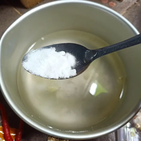 Lalu masukan soda kue, aduk-aduk.