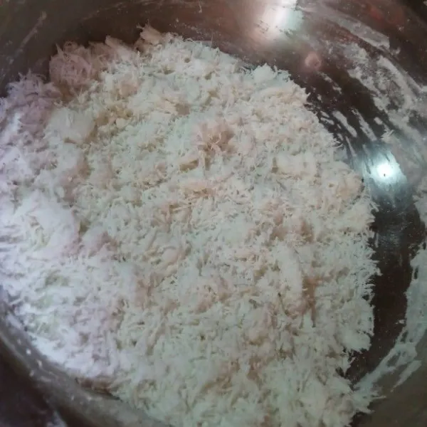 Aduk tepung ketan kelapa dan garam sampai rata.