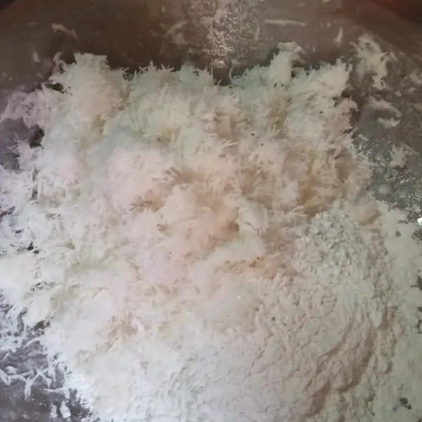 Siapkan wadah masukan tepung beras, tepung terigu, garam, dan kelapa parut.