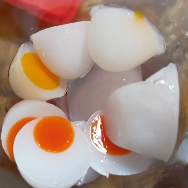 Masukkan jelly kedalam gelas.