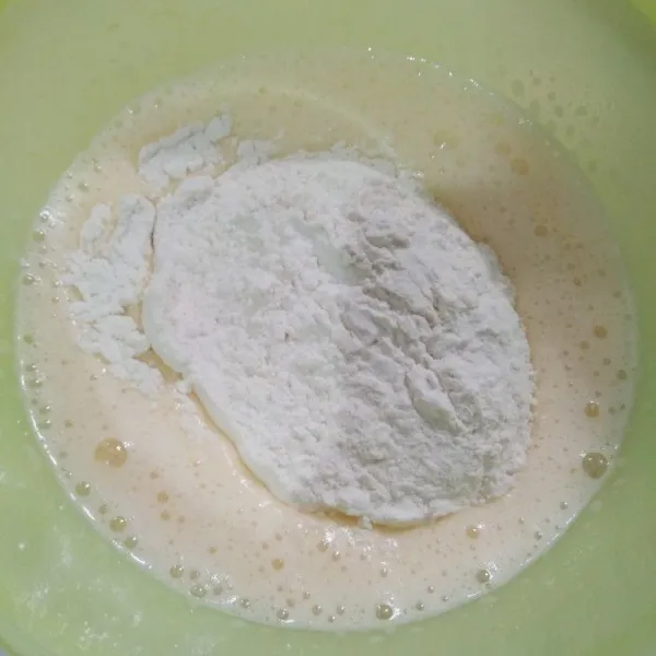Masukkan tepung terigu dan baking powder kedalam wadah.